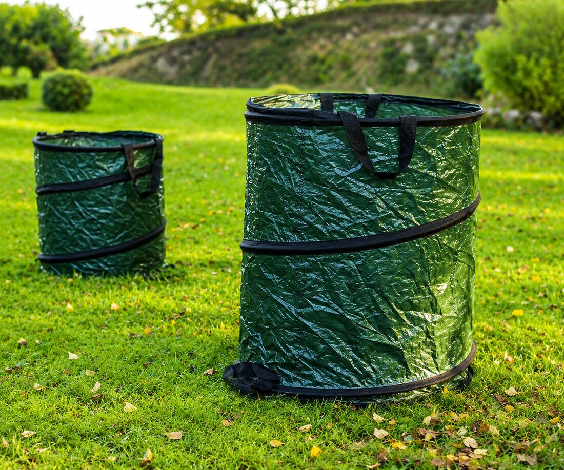 Gartensäcke für Grünschnitt auf dem Rasen